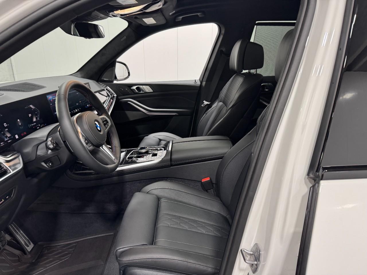 BMW X7 Vehicle Full-screen Gallery Image 30