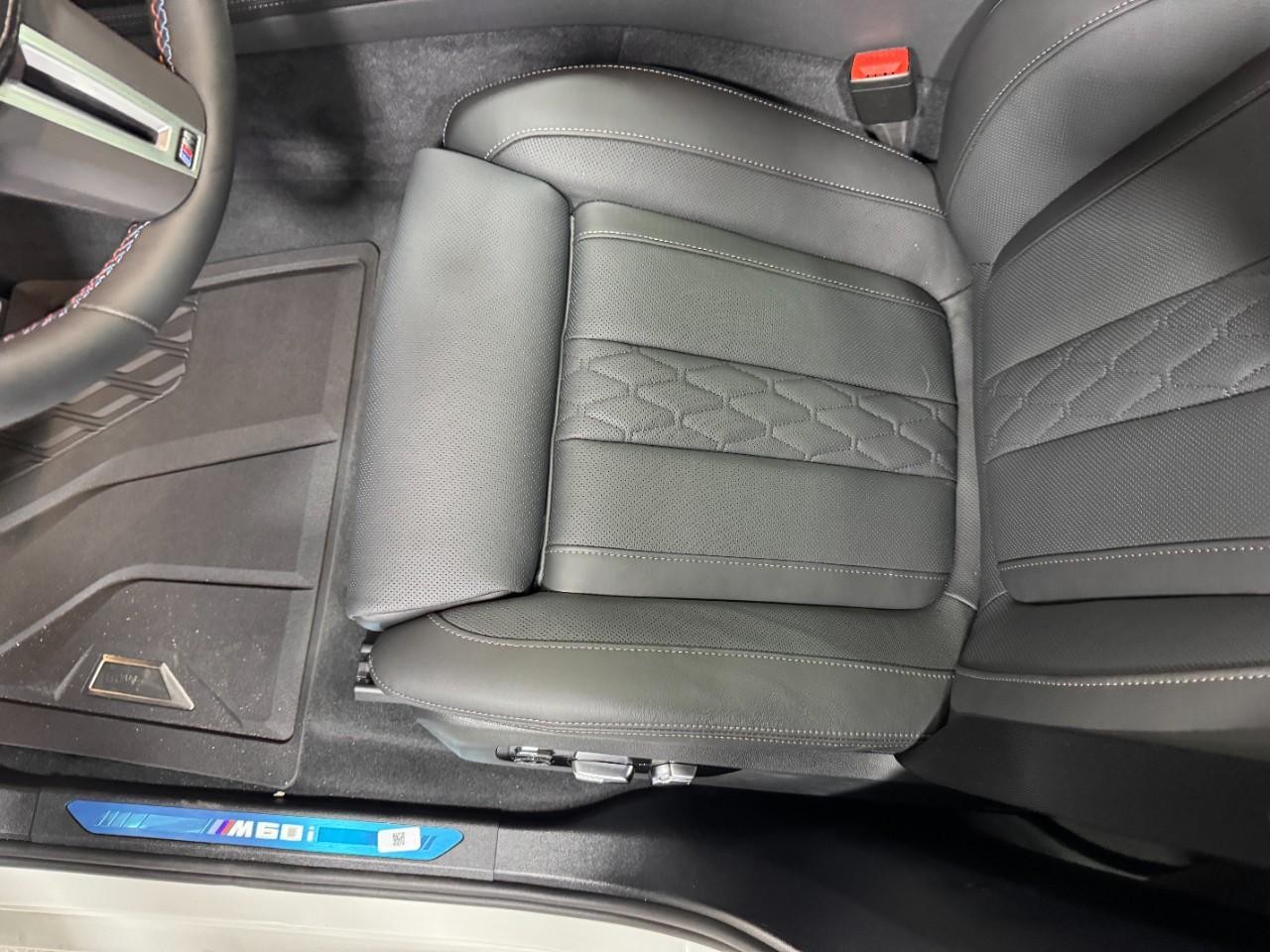 BMW X7 Vehicle Full-screen Gallery Image 31