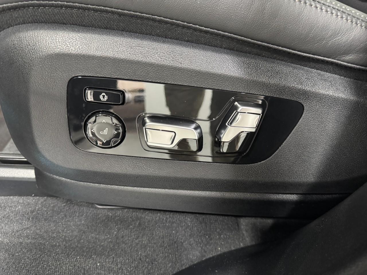 BMW X7 Vehicle Full-screen Gallery Image 32