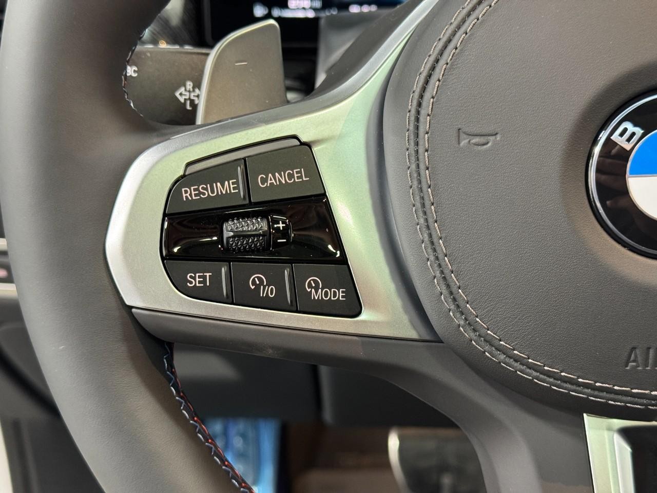 BMW X7 Vehicle Full-screen Gallery Image 34