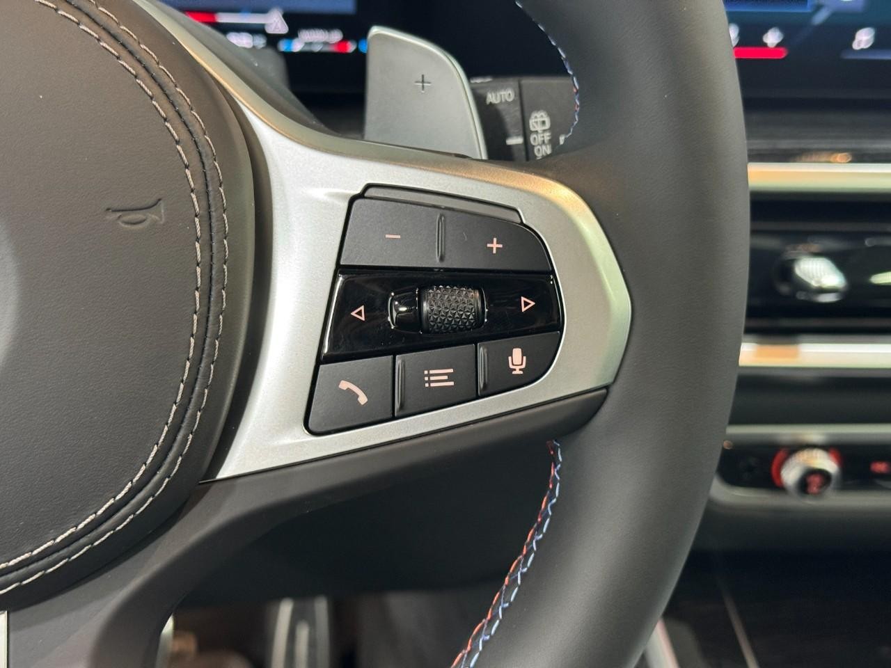 BMW X7 Vehicle Full-screen Gallery Image 35