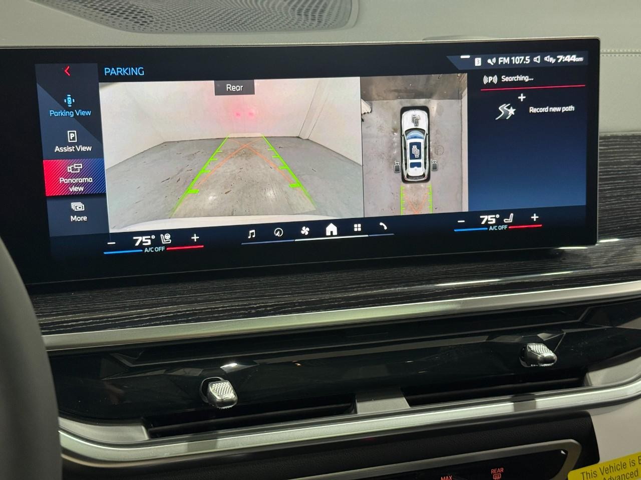 BMW X7 Vehicle Full-screen Gallery Image 37