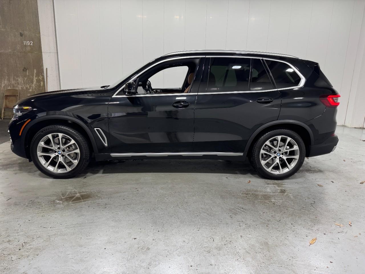 BMW X5 Vehicle Full-screen Gallery Image 2