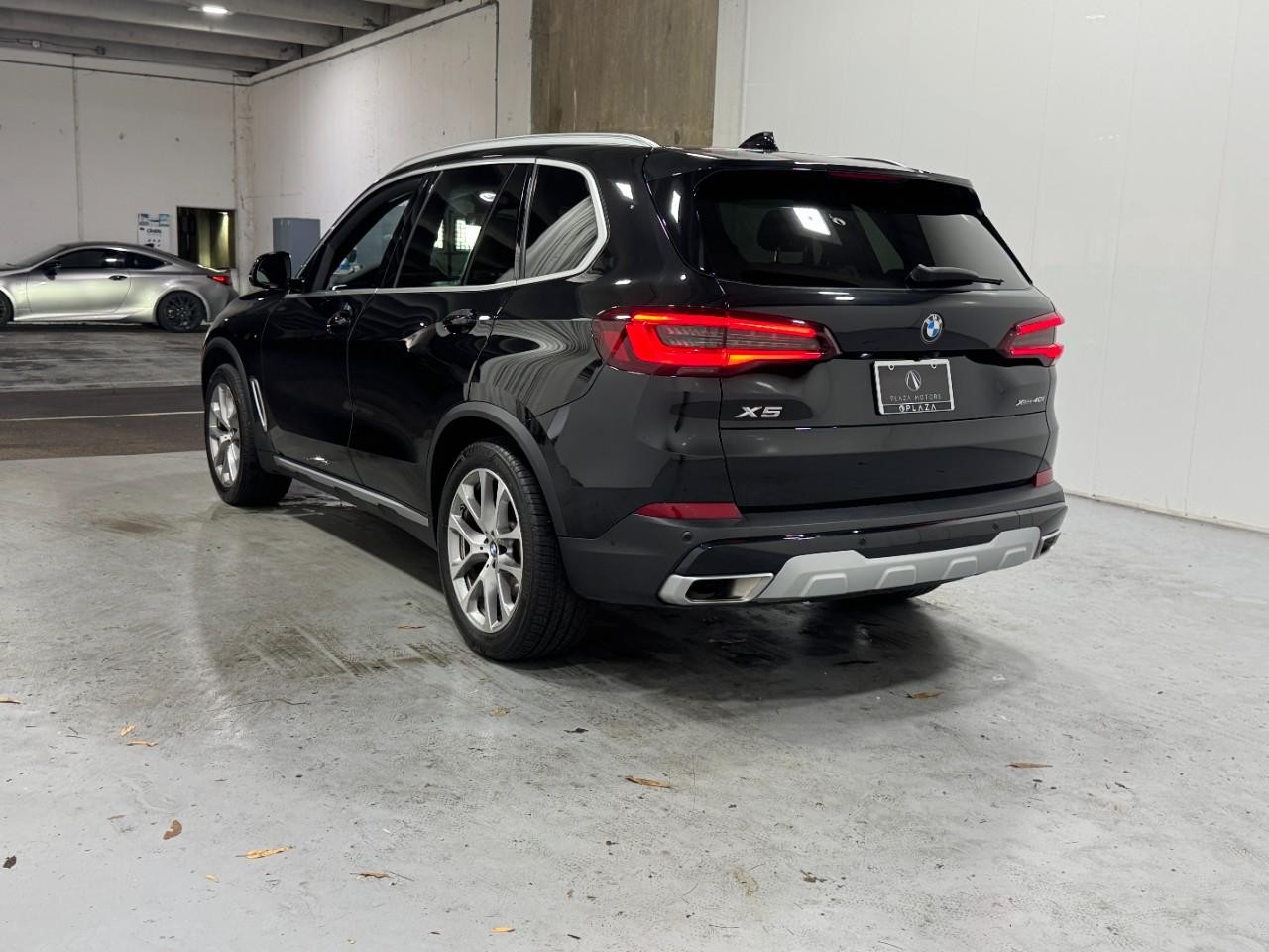 BMW X5 Vehicle Full-screen Gallery Image 3