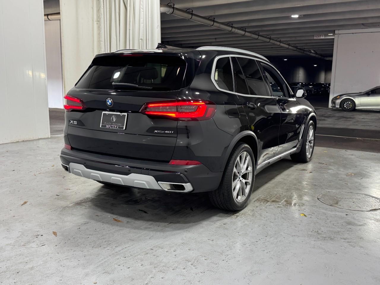 BMW X5 Vehicle Full-screen Gallery Image 4