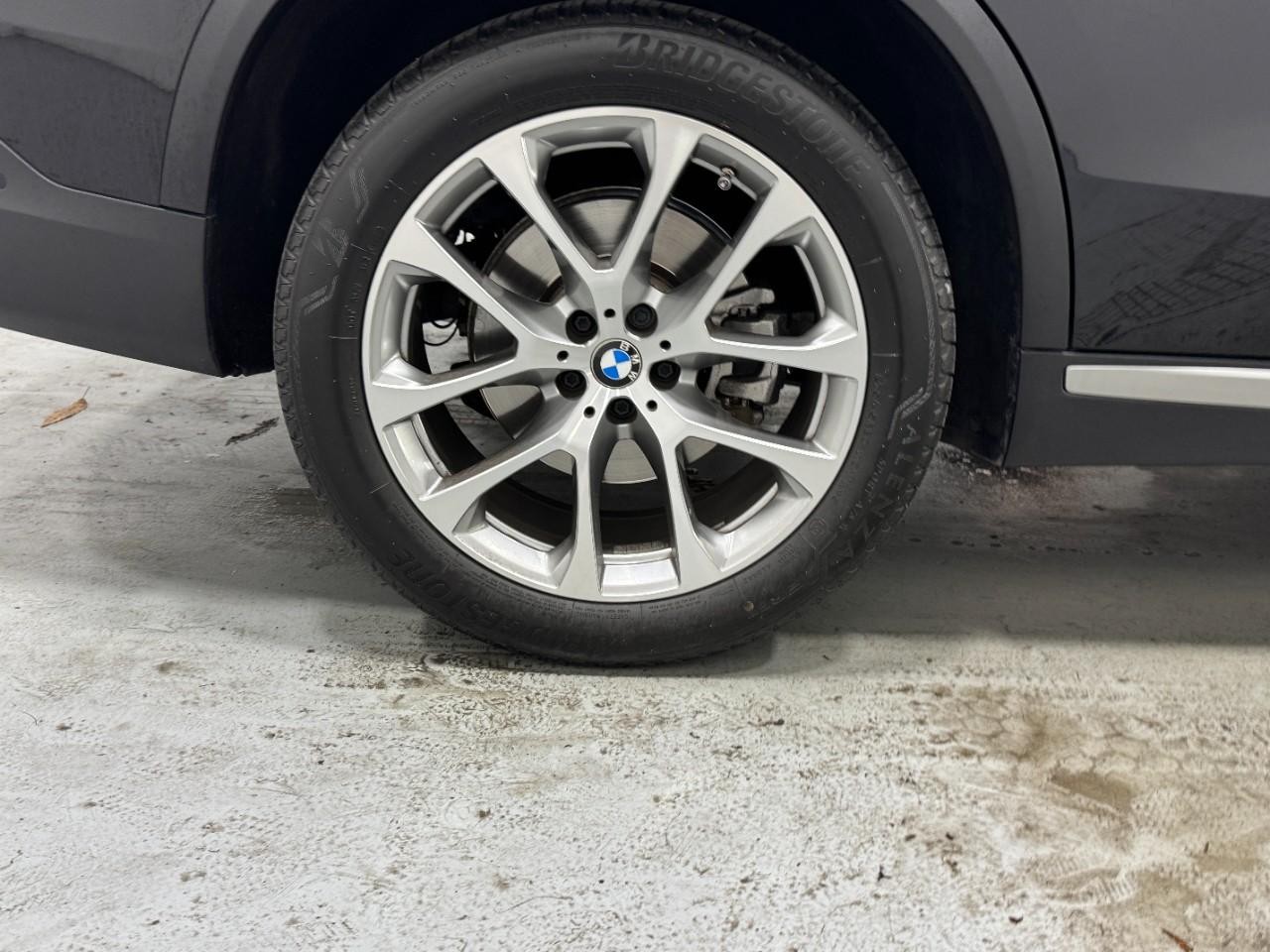 BMW X5 Vehicle Full-screen Gallery Image 5