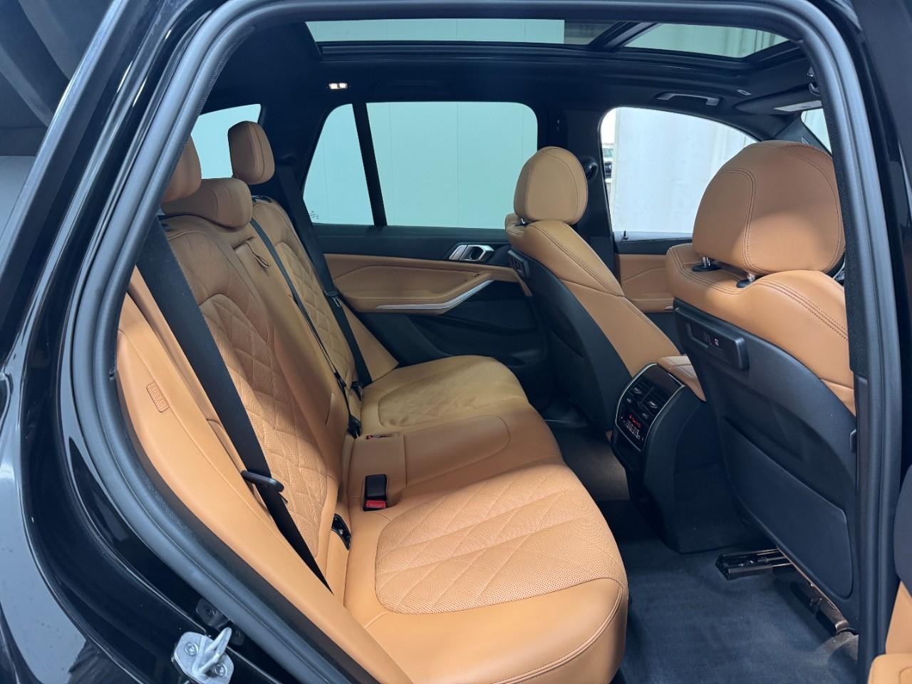 BMW X5 Vehicle Full-screen Gallery Image 10