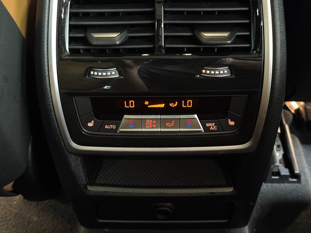 BMW X5 Vehicle Full-screen Gallery Image 11