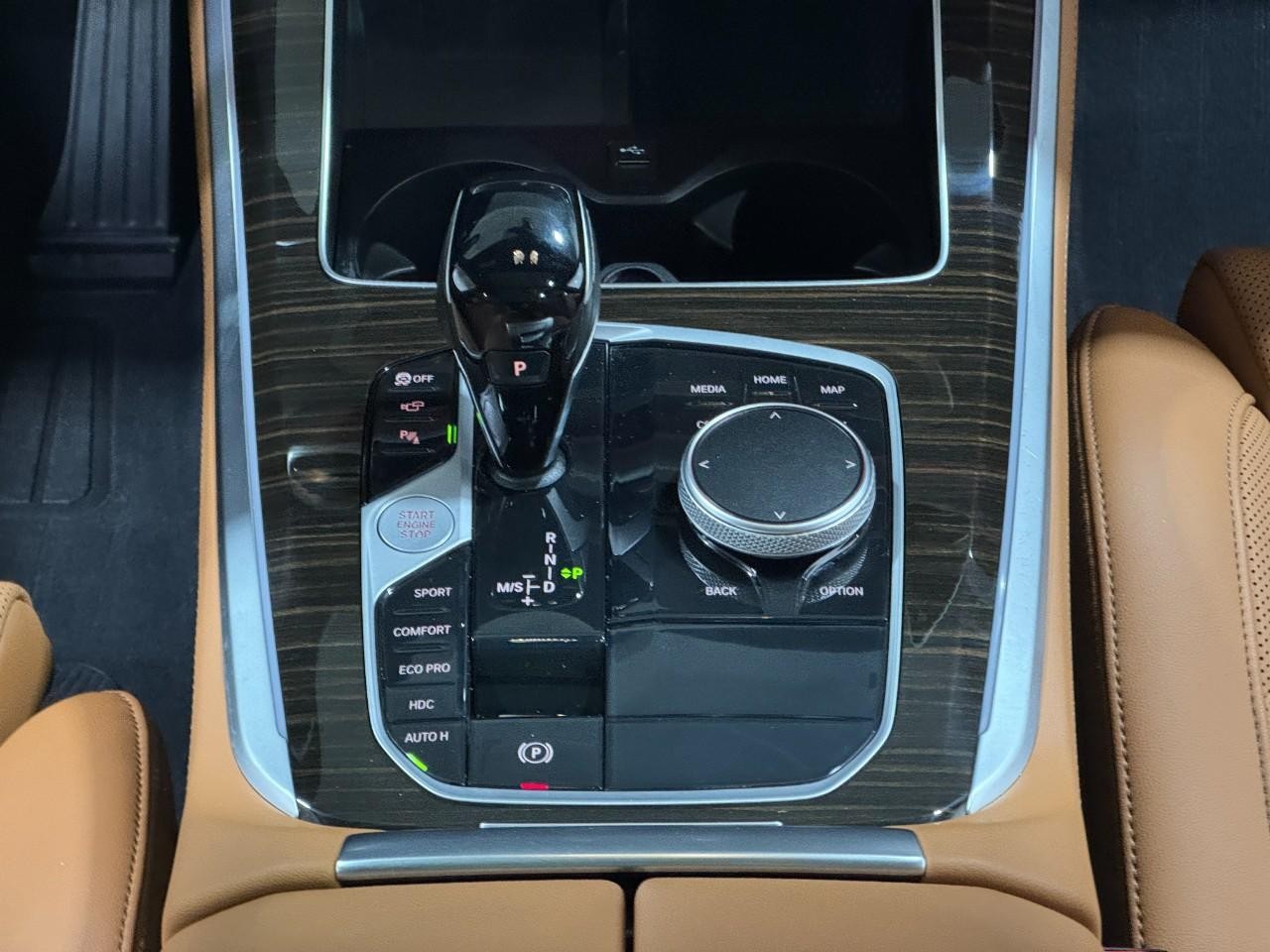 BMW X5 Vehicle Full-screen Gallery Image 17