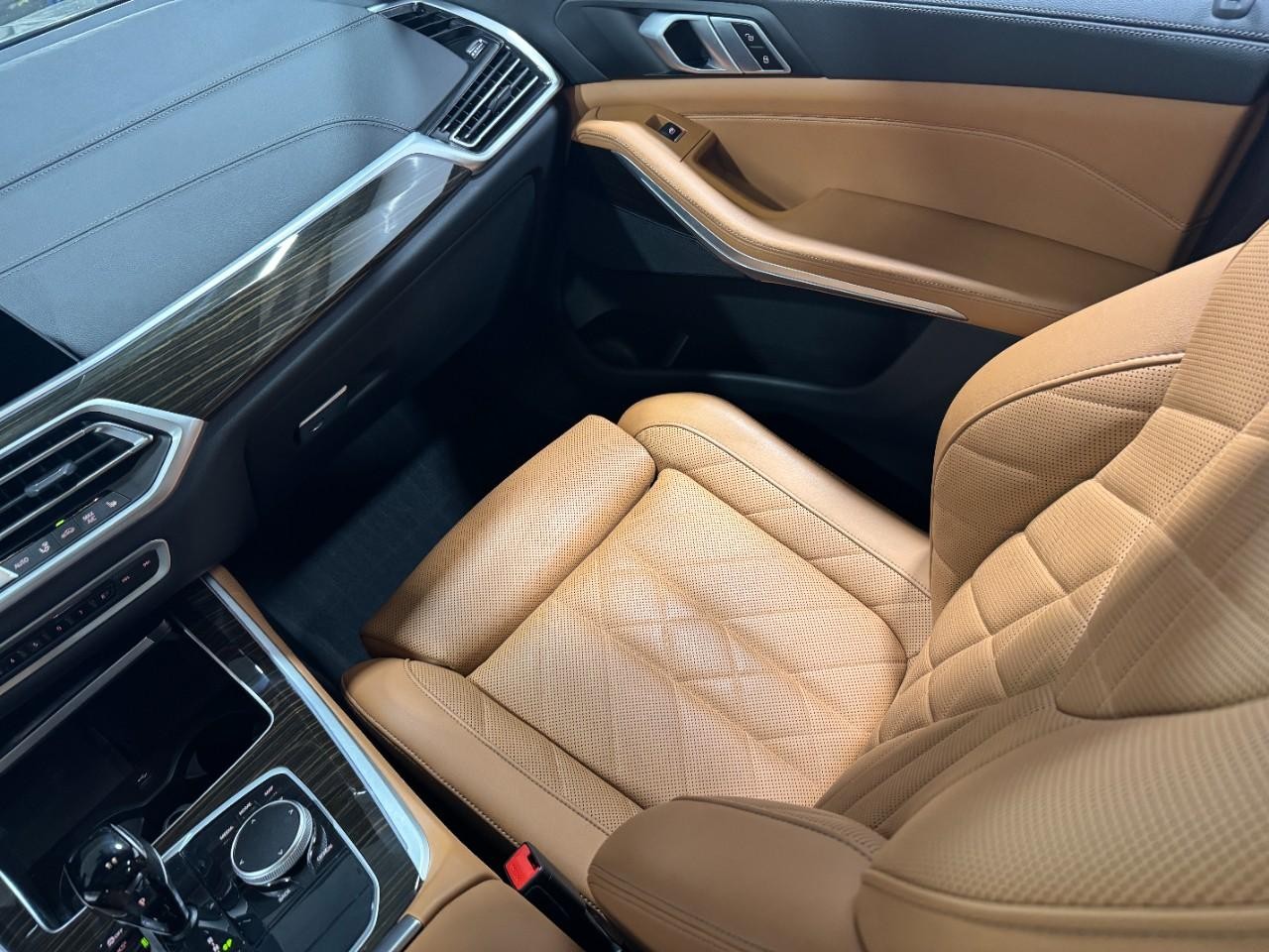 BMW X5 Vehicle Full-screen Gallery Image 18