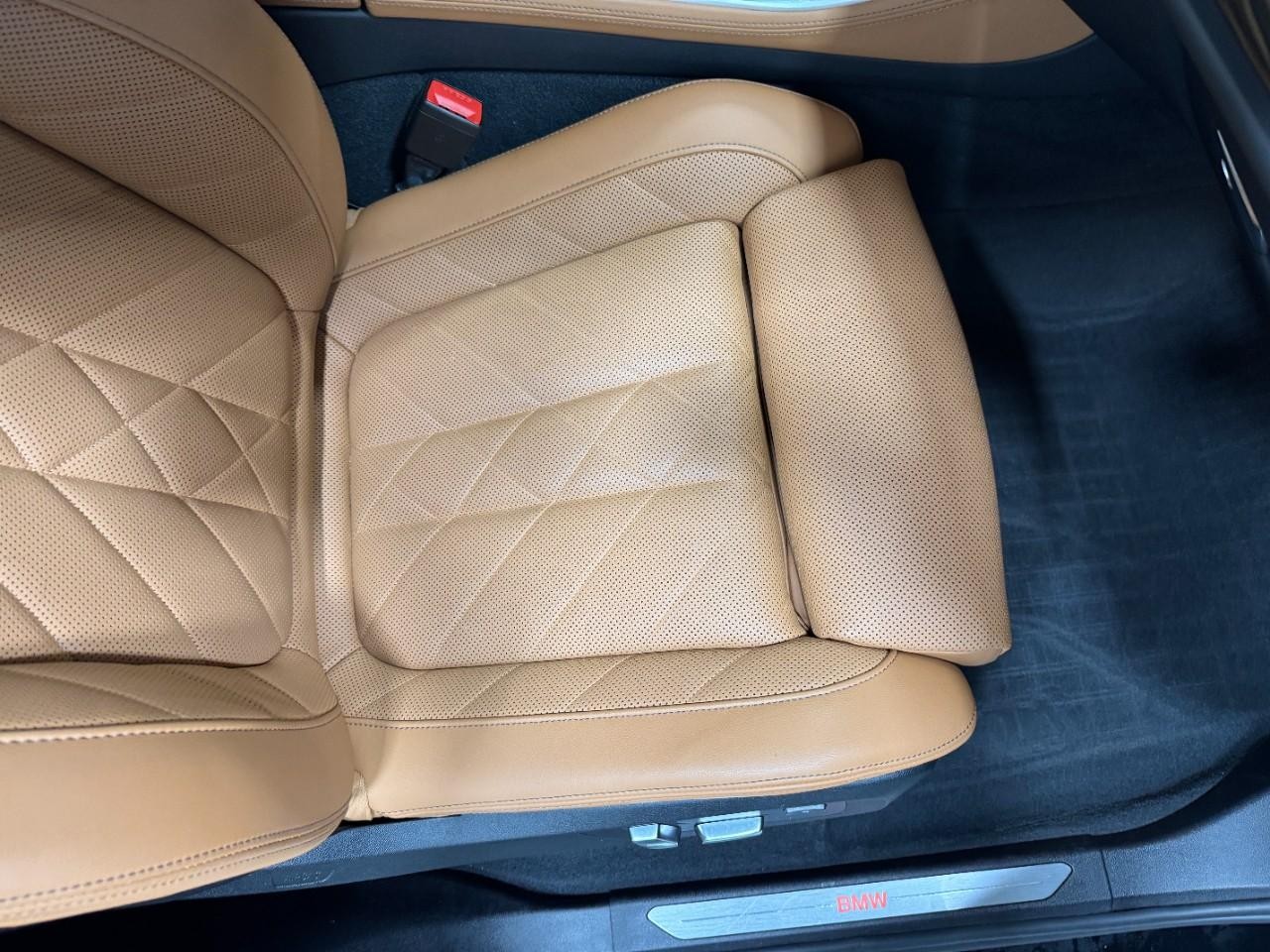 BMW X5 Vehicle Full-screen Gallery Image 20