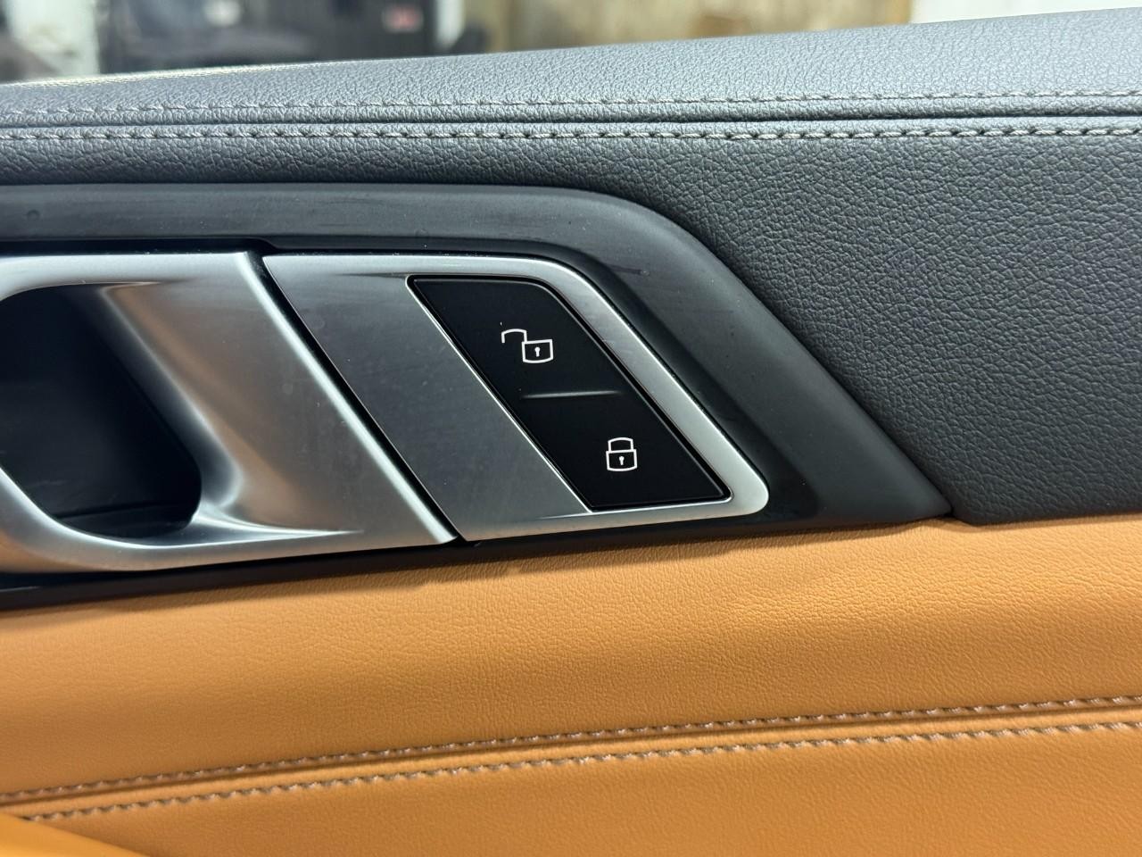 BMW X5 Vehicle Full-screen Gallery Image 22