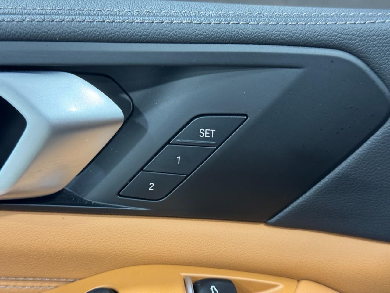 BMW X5 Vehicle Full-screen Gallery Image 24