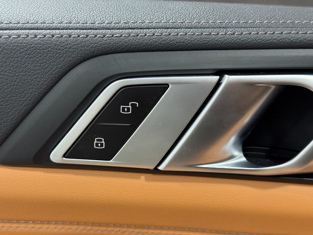 BMW X5 Vehicle Full-screen Gallery Image 25