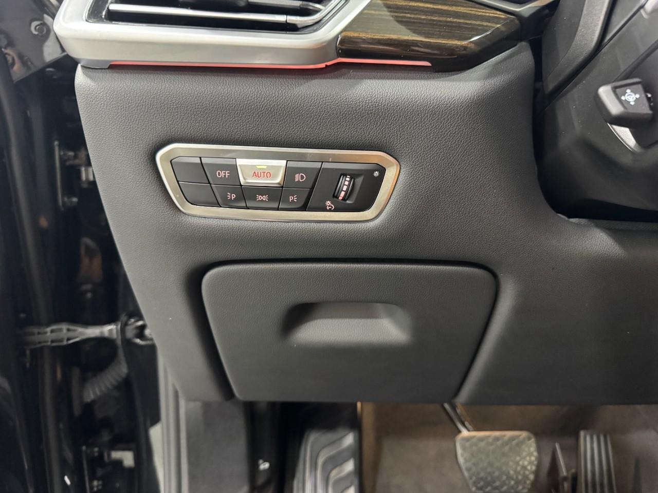 BMW X5 Vehicle Full-screen Gallery Image 30
