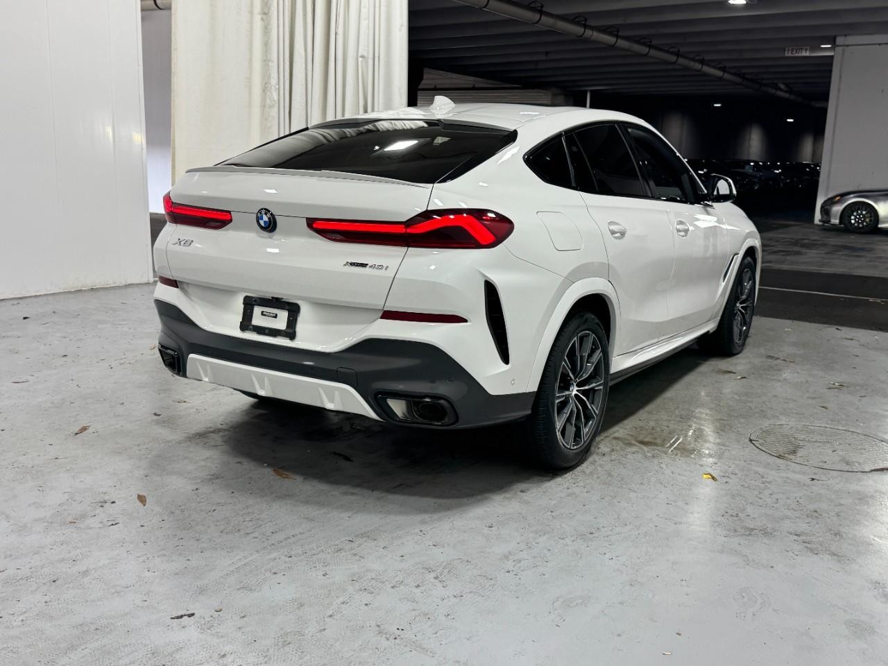 BMW X6 Vehicle Full-screen Gallery Image 4