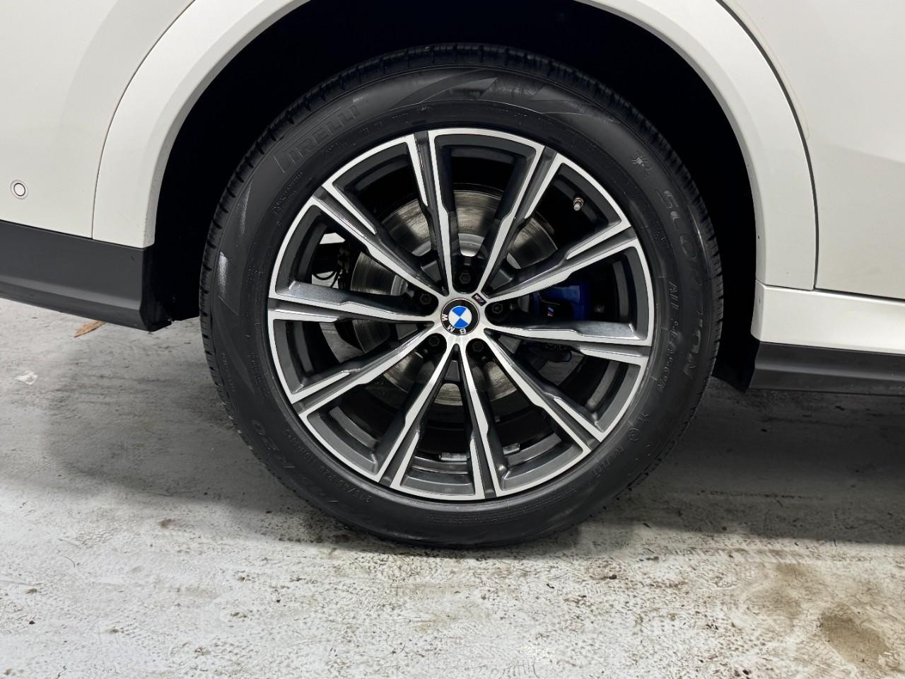 BMW X6 Vehicle Full-screen Gallery Image 5