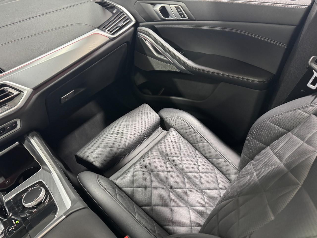 BMW X6 Vehicle Full-screen Gallery Image 18