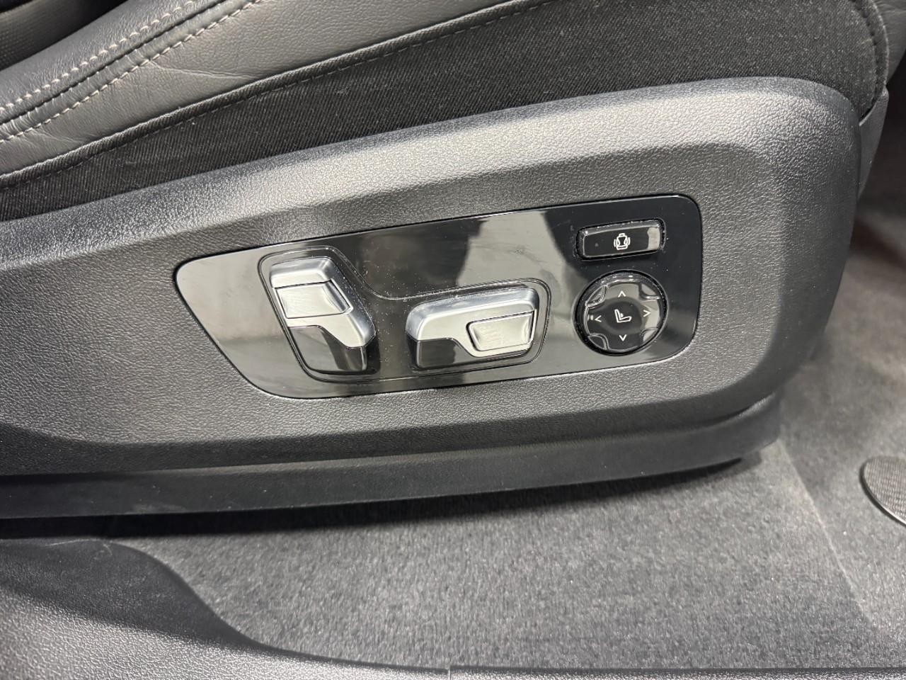 BMW X6 Vehicle Full-screen Gallery Image 21