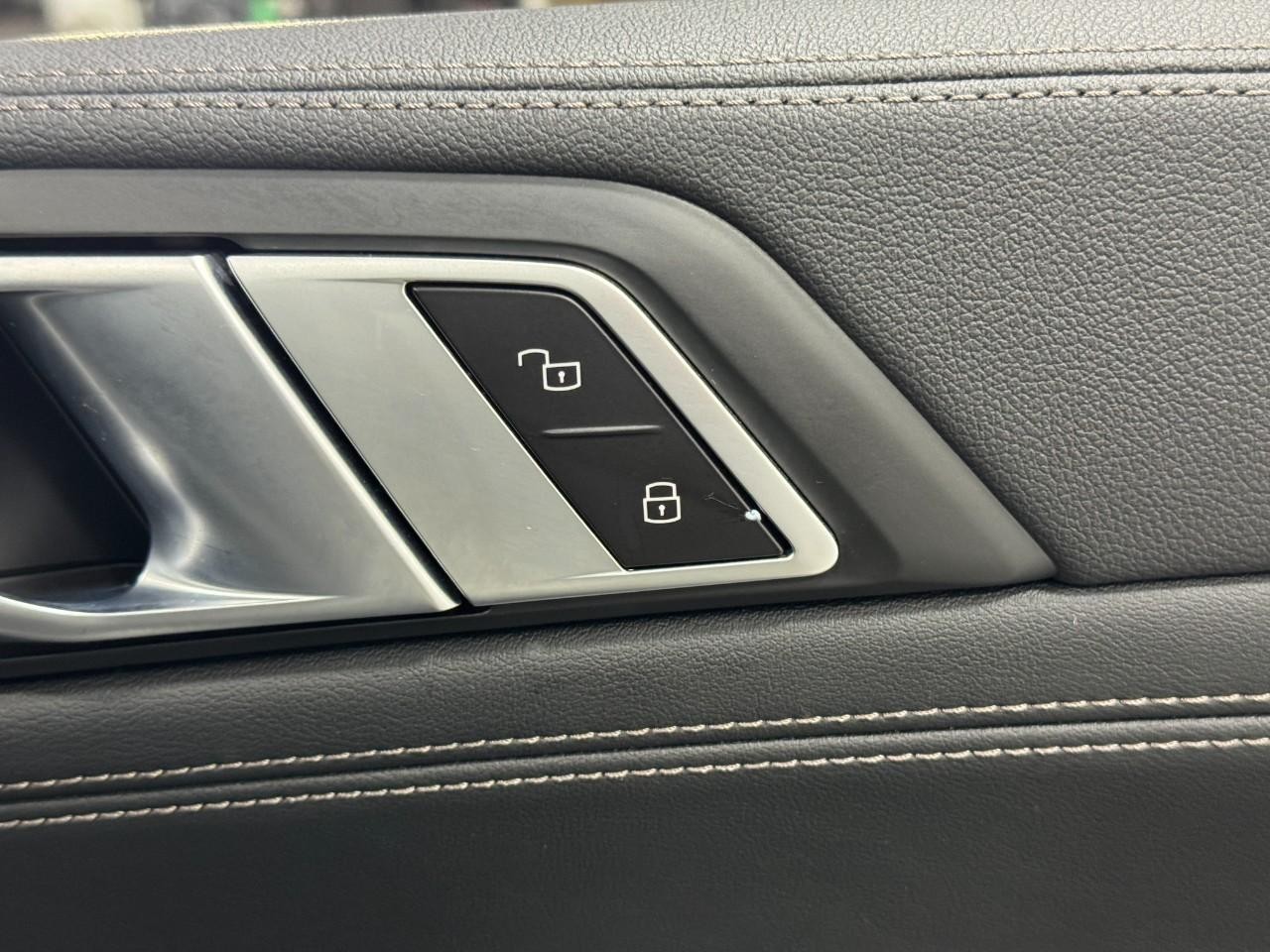 BMW X6 Vehicle Full-screen Gallery Image 22