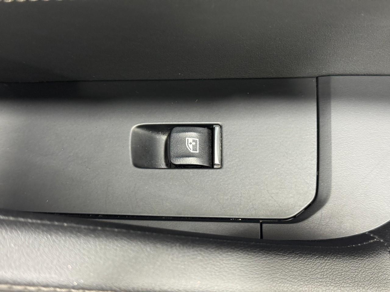 BMW X6 Vehicle Full-screen Gallery Image 23