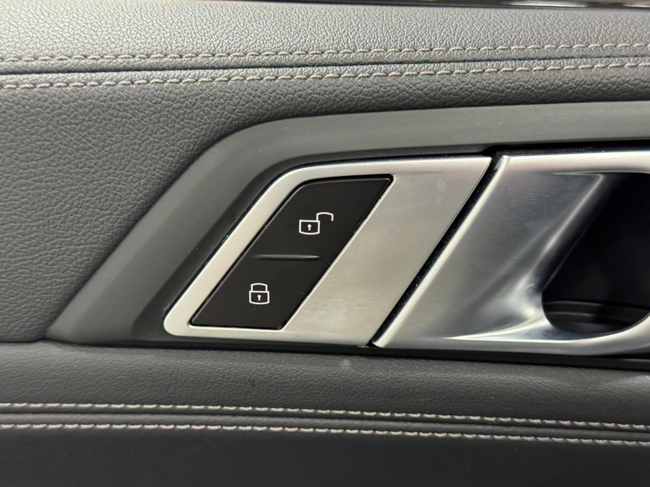 BMW X6 Vehicle Full-screen Gallery Image 26