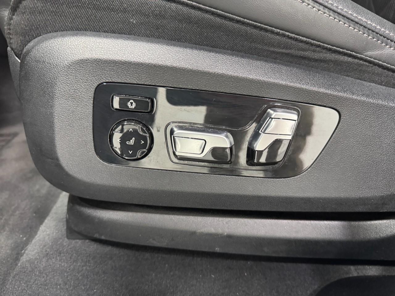 BMW X6 Vehicle Full-screen Gallery Image 30