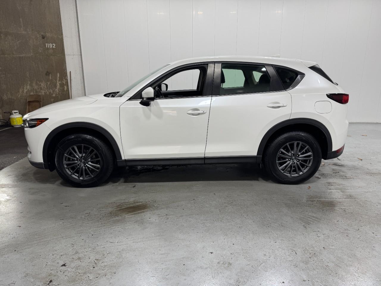Mazda CX-5 Vehicle Full-screen Gallery Image 2