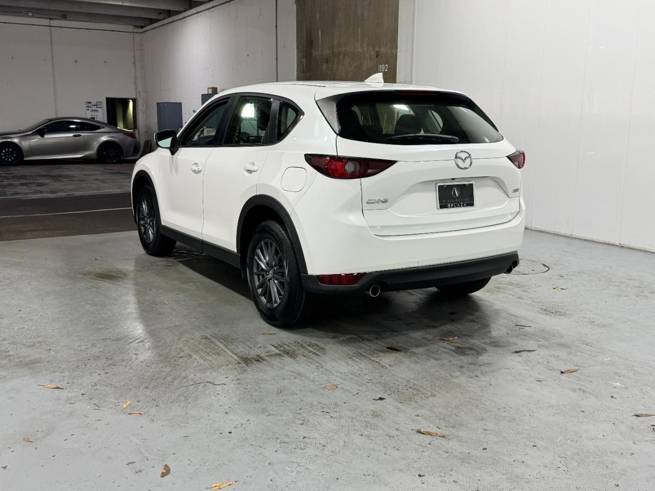 Mazda CX-5 Vehicle Full-screen Gallery Image 3