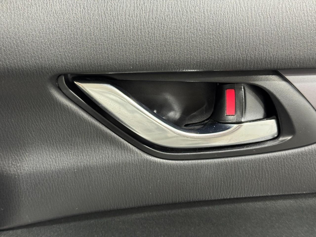 Mazda CX-5 Vehicle Full-screen Gallery Image 19