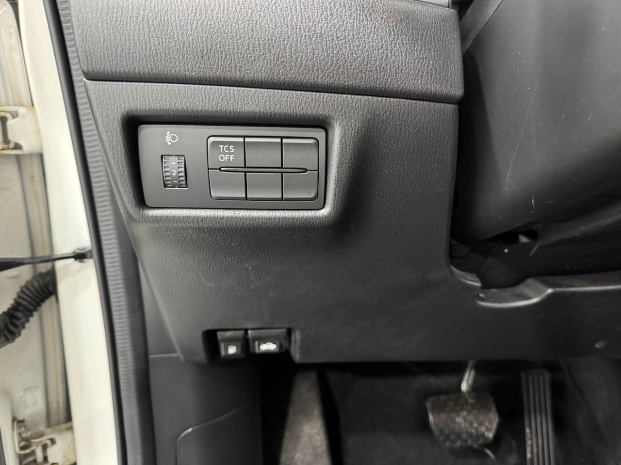 Mazda CX-5 Vehicle Full-screen Gallery Image 26