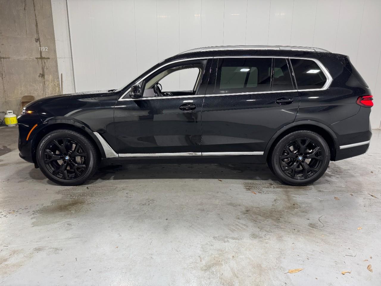 BMW X7 Vehicle Full-screen Gallery Image 2