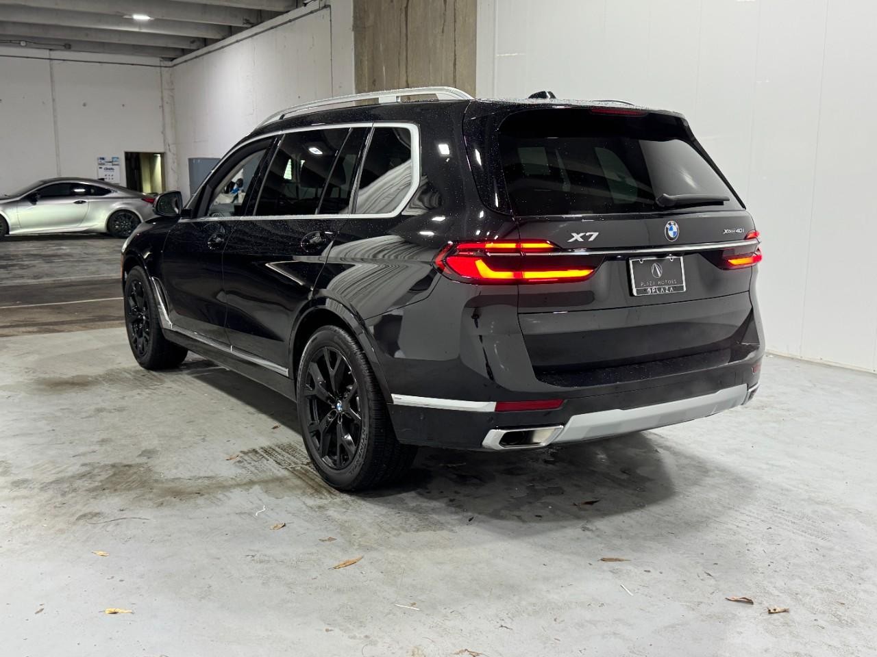 BMW X7 Vehicle Full-screen Gallery Image 3
