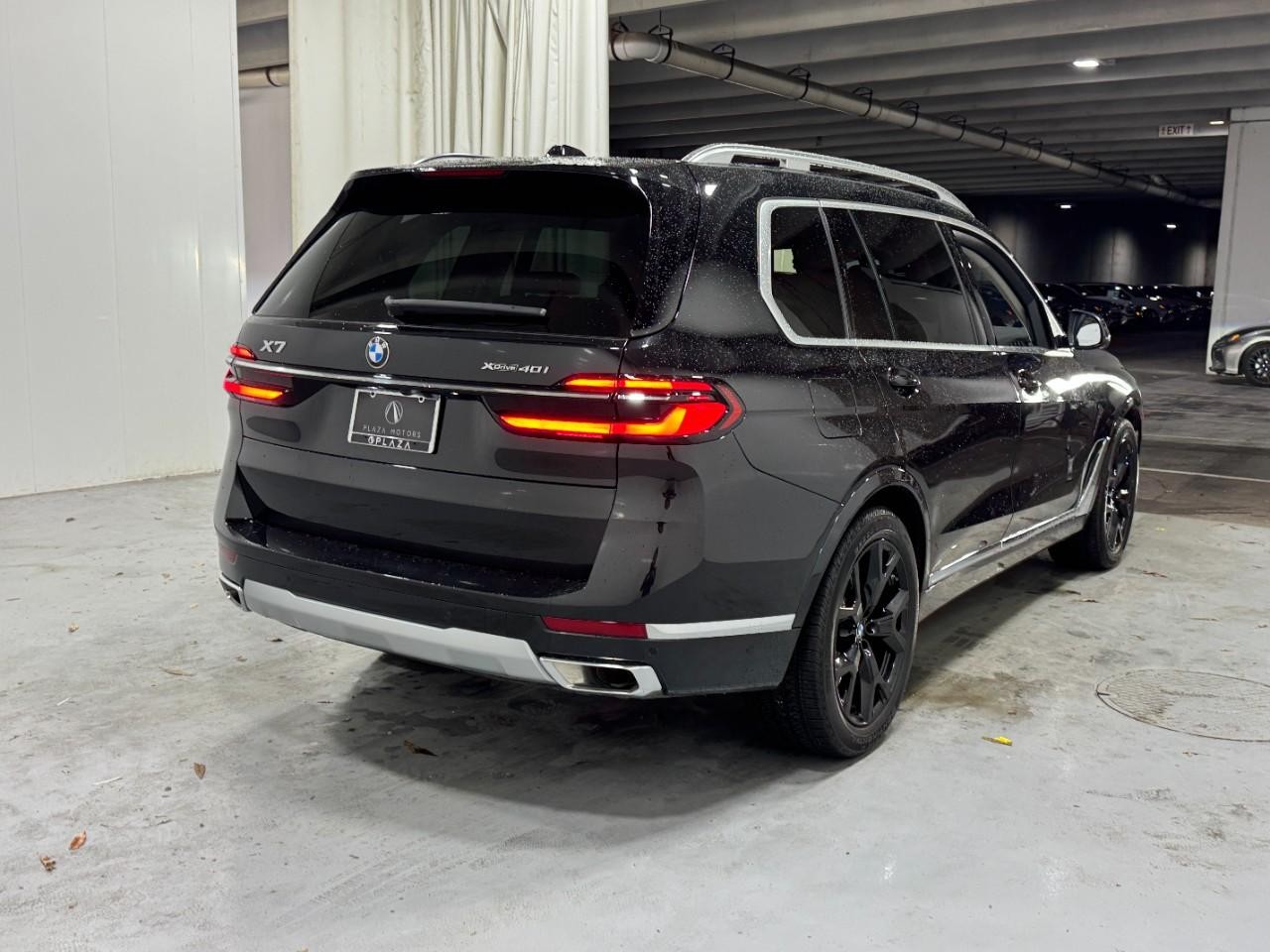 BMW X7 Vehicle Full-screen Gallery Image 4