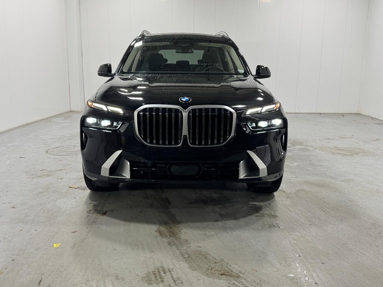 BMW X7 Vehicle Full-screen Gallery Image 7