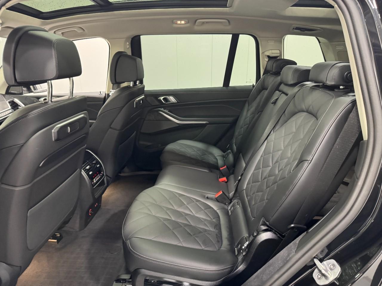 BMW X7 Vehicle Full-screen Gallery Image 8