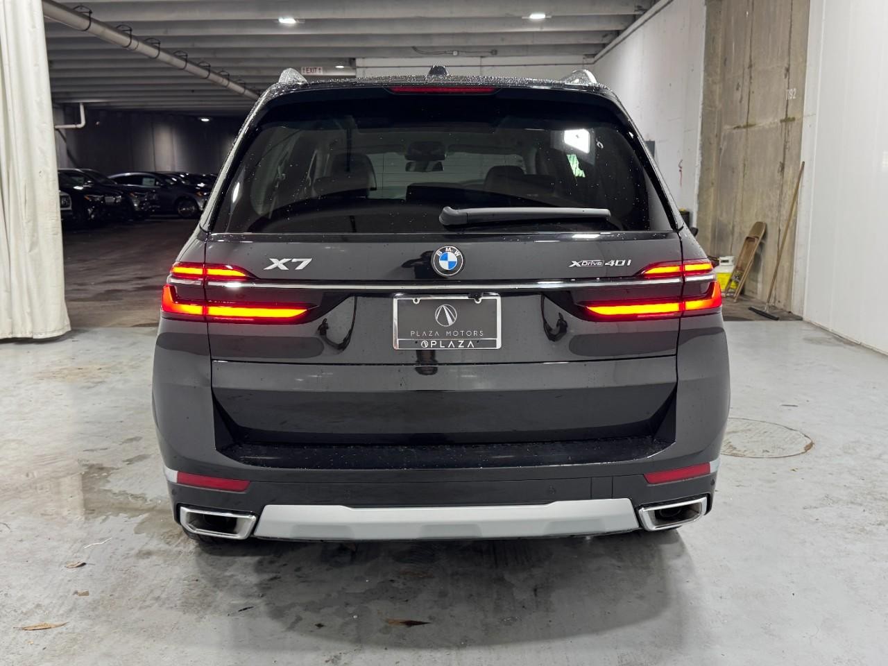 BMW X7 Vehicle Full-screen Gallery Image 9