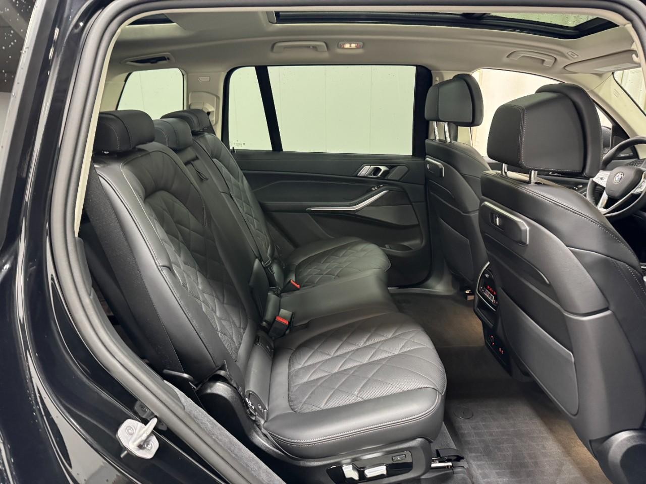 BMW X7 Vehicle Full-screen Gallery Image 10