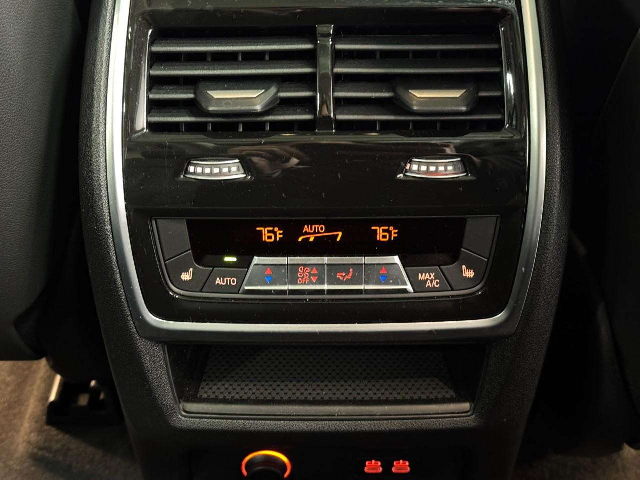 BMW X7 Vehicle Full-screen Gallery Image 11