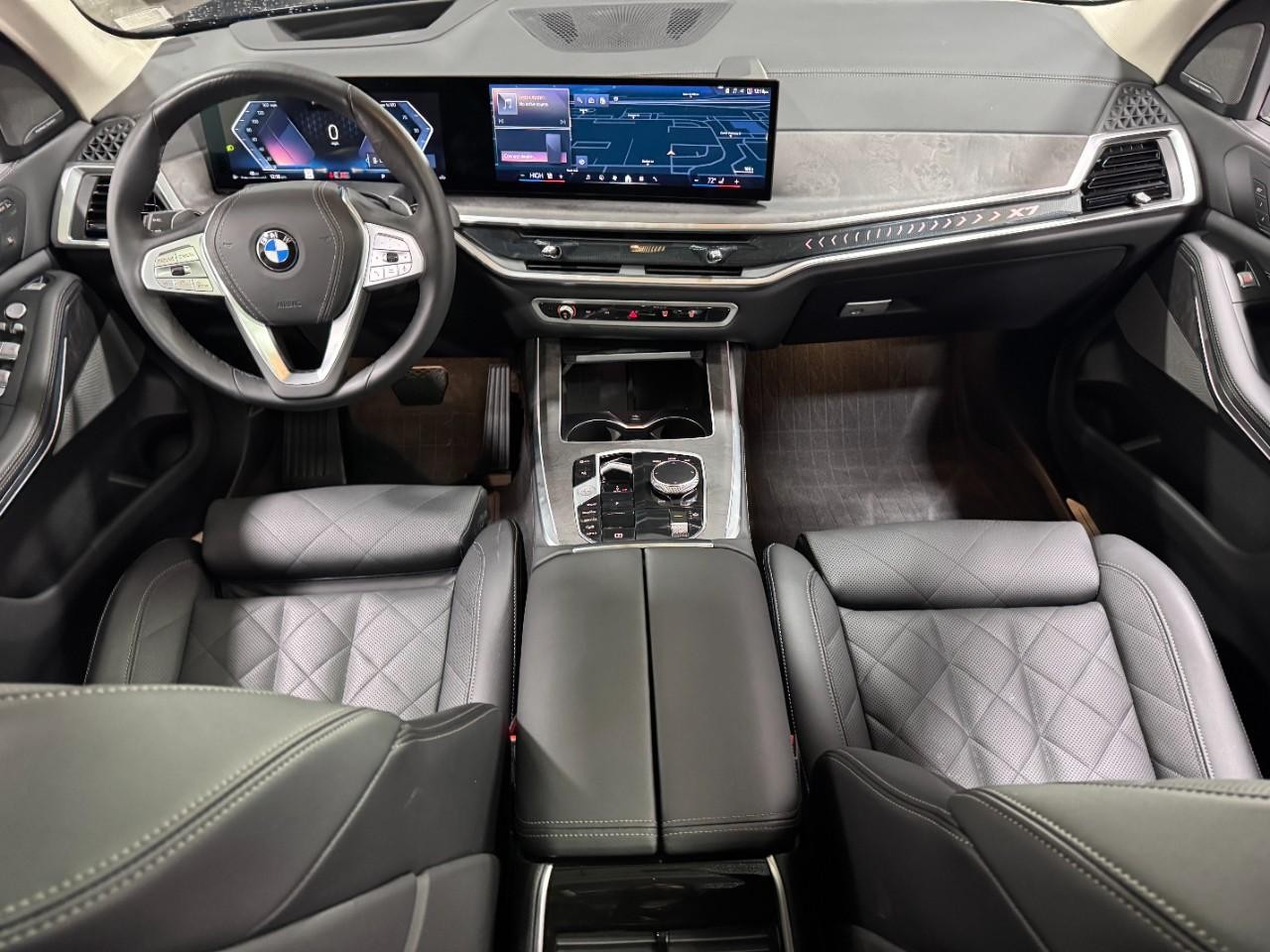 BMW X7 Vehicle Full-screen Gallery Image 13