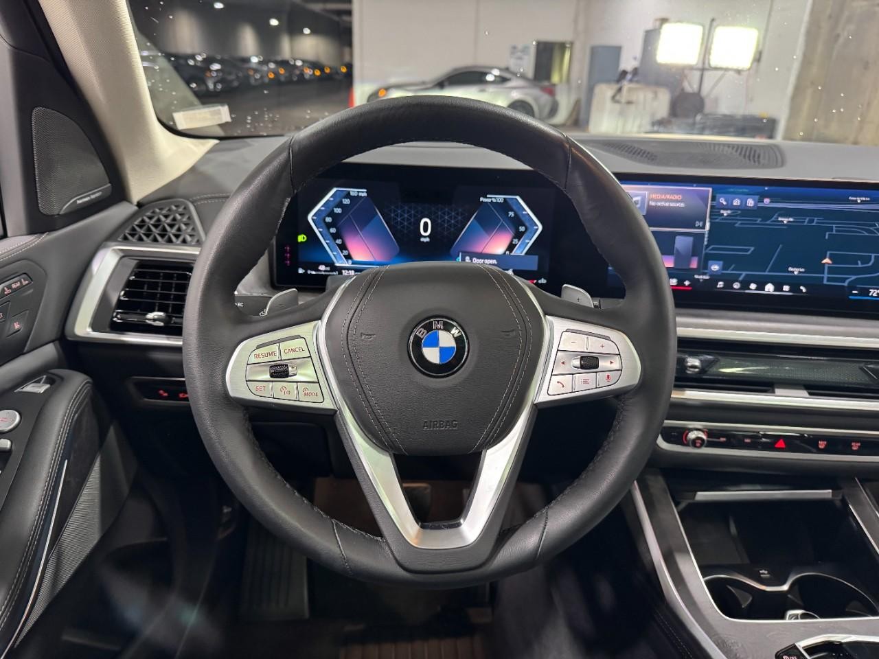 BMW X7 Vehicle Full-screen Gallery Image 14