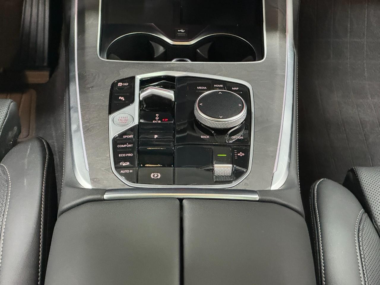 BMW X7 Vehicle Full-screen Gallery Image 16