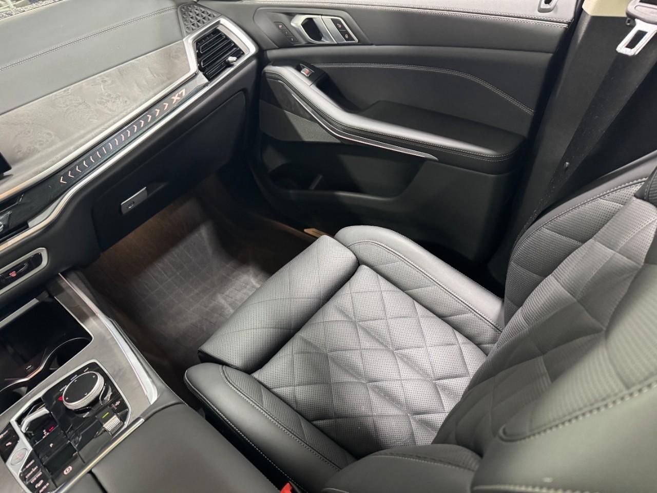 BMW X7 Vehicle Full-screen Gallery Image 17