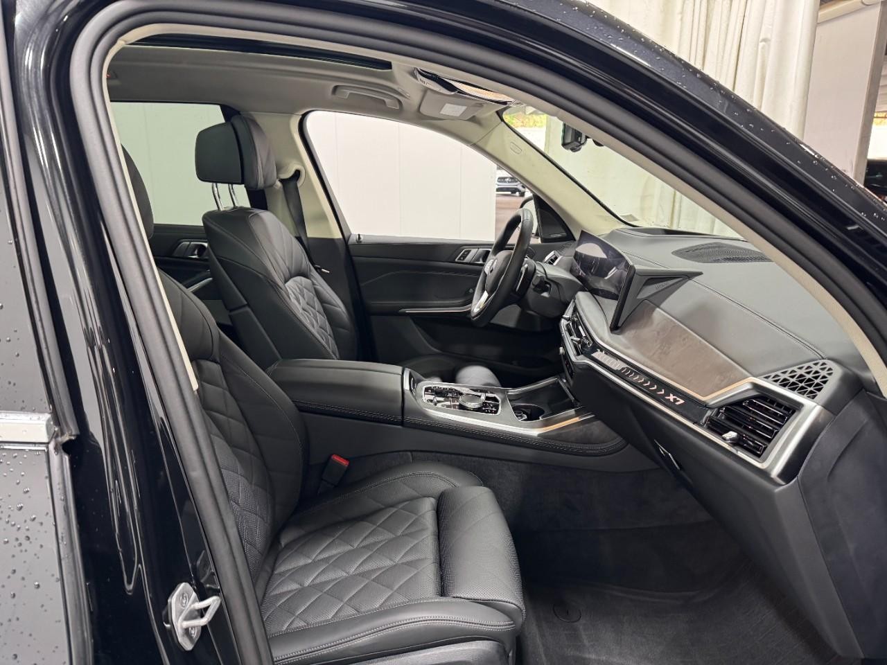 BMW X7 Vehicle Full-screen Gallery Image 18