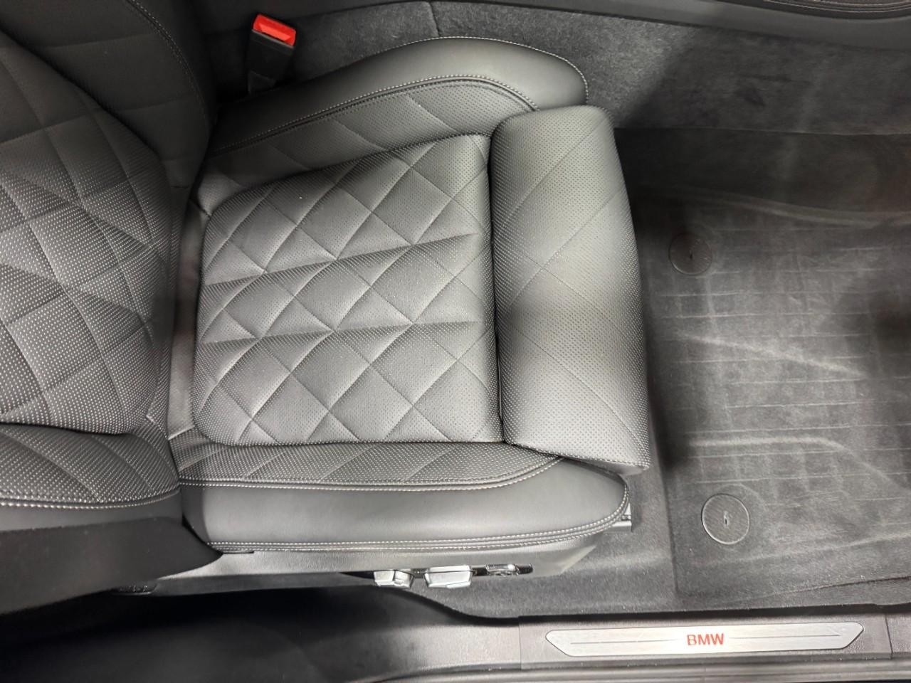 BMW X7 Vehicle Full-screen Gallery Image 19