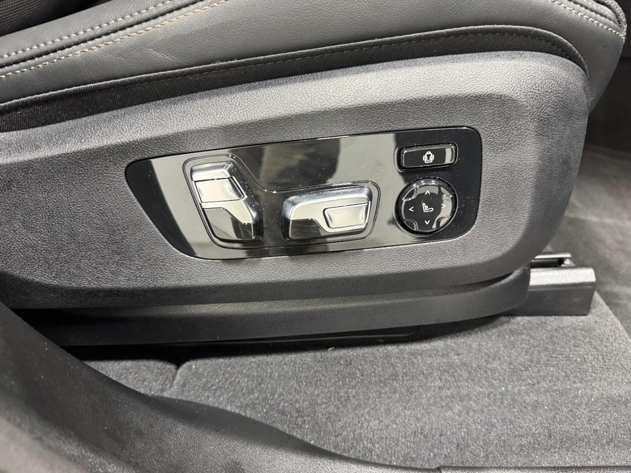 BMW X7 Vehicle Full-screen Gallery Image 20