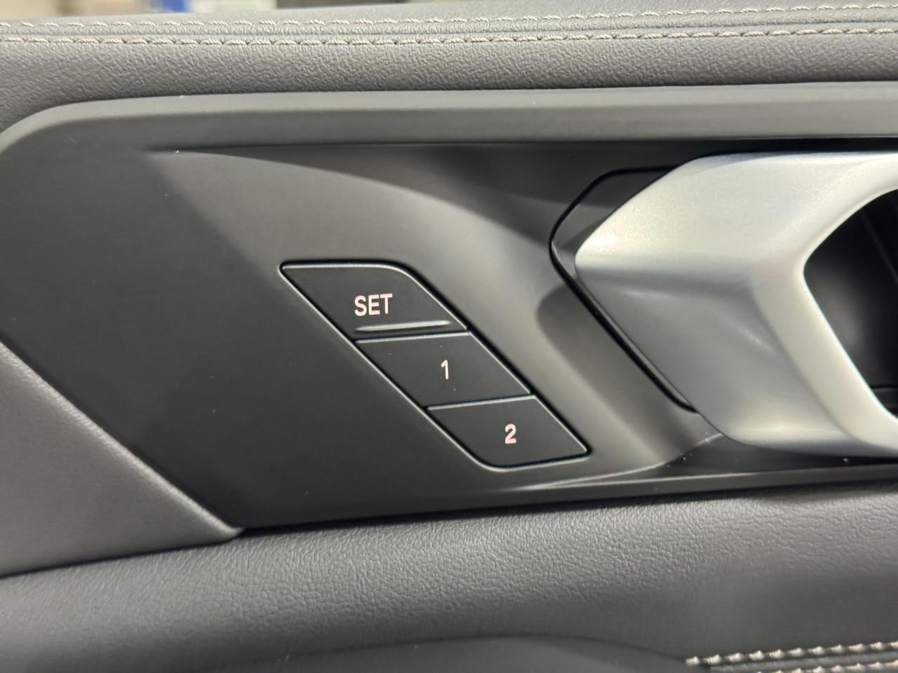 BMW X7 Vehicle Full-screen Gallery Image 21