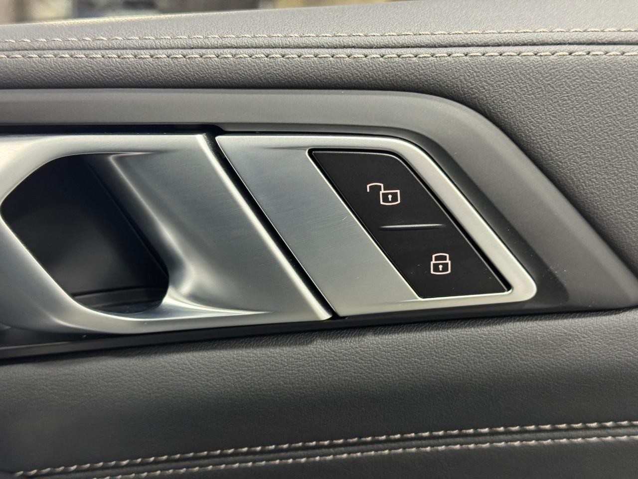 BMW X7 Vehicle Full-screen Gallery Image 22