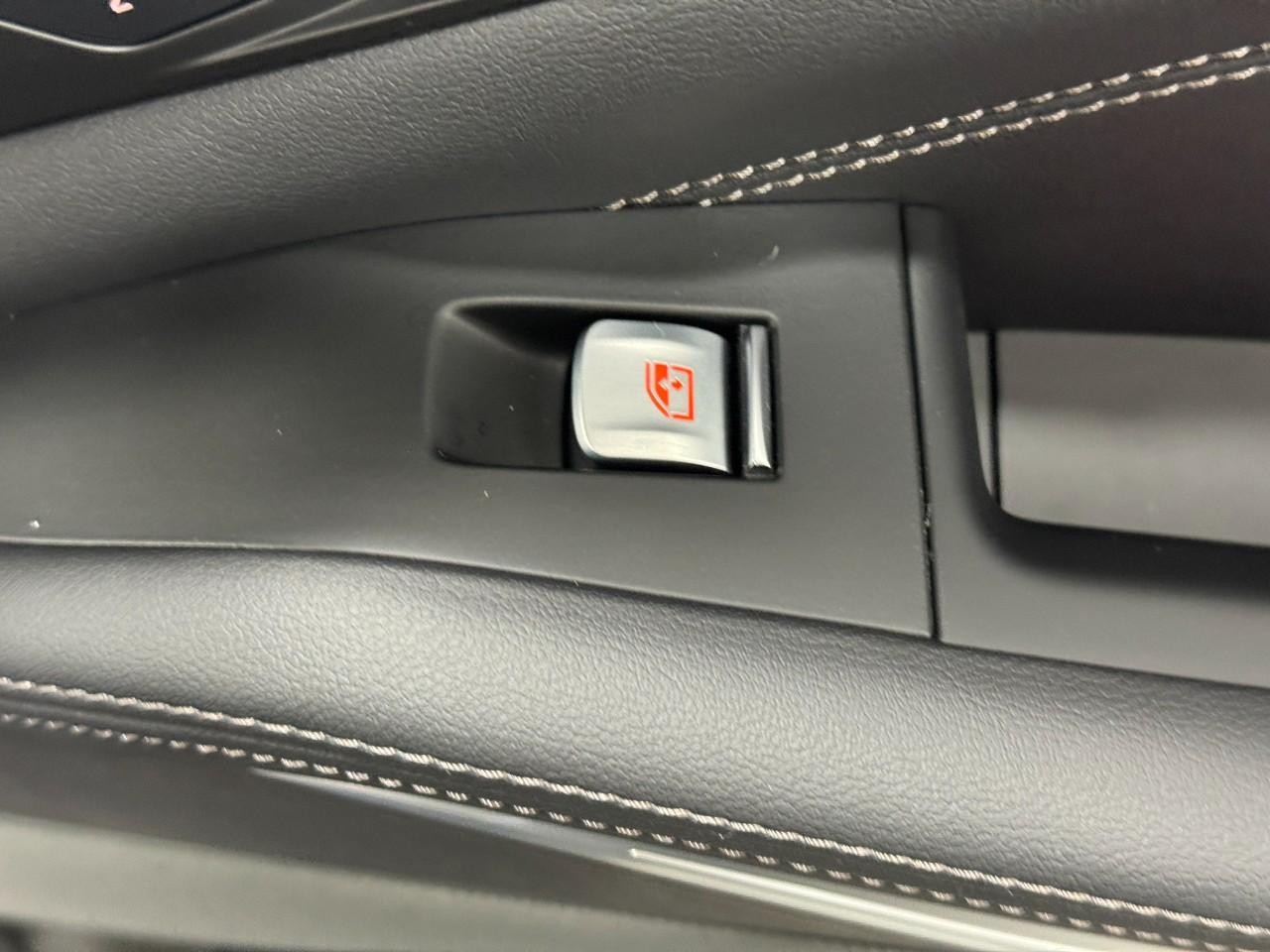 BMW X7 Vehicle Full-screen Gallery Image 23