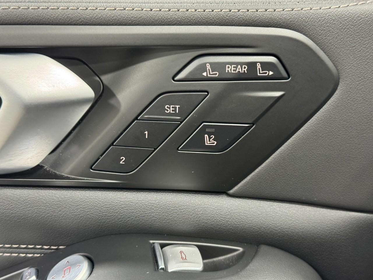 BMW X7 Vehicle Full-screen Gallery Image 25